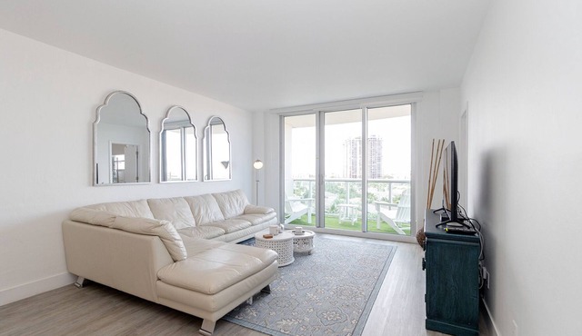 Stunning & Spacious Condo Across From Beach in sunny Isles