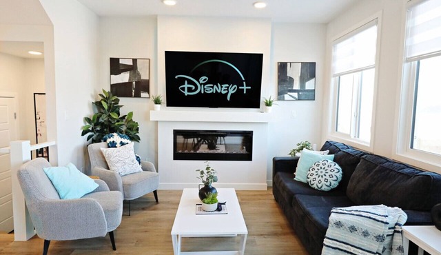 Stylish Home with A/C|3 King Beds|Garage|Disney+ in Edmonton