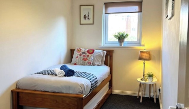 Stylish Modern Flat with Juliet Balcony & Parking in Glasgow