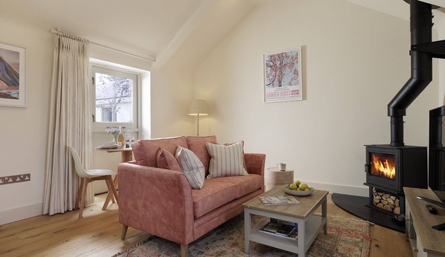 Stylishly dog friendly with hot tub - The Mews at Sturt Farm Courtyard in Burford
