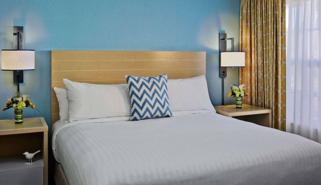 Suitable Amenities! 2 Pet-Friendly Units, Full Kitchen, Onsite Pool, FREE Bfast! in Cincinnati