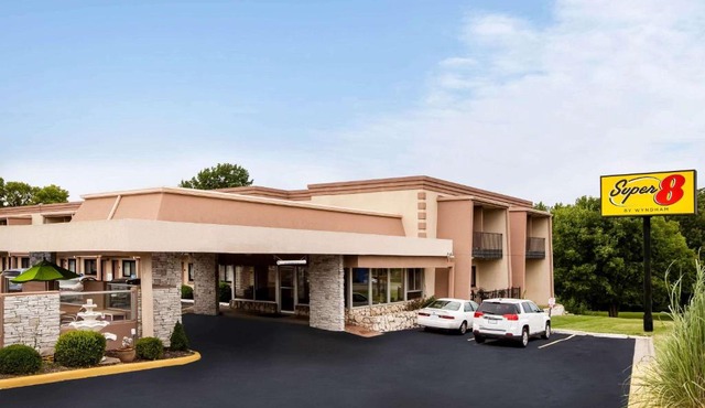 Super 8 by Wyndham Lawrence KU in Topeka