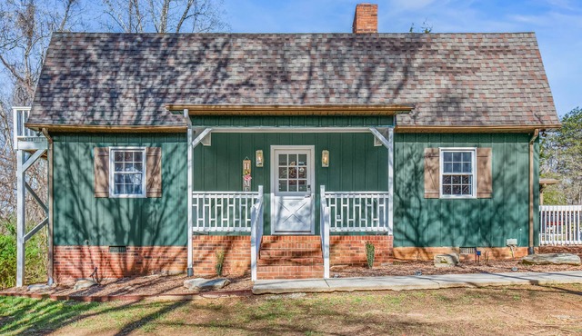 The Crestview: Mountain retreat, four minutes from Hanging Rock State Parknn in Danbury
