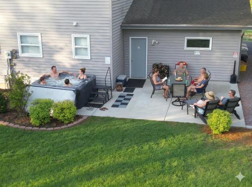The Hemlock/Hot Tub/Golf/Private Yard in Spring Green