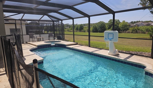 'The Magic Castle" spacious home sleeps up to 14. 9 miles to disney in Davenport
