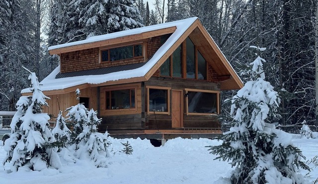 The Wise Owl's Roost. A luxury cabin with hot tub and amazing mountain views in Golden