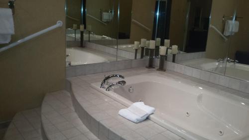 Town & Country Inn and Suites in Quincy