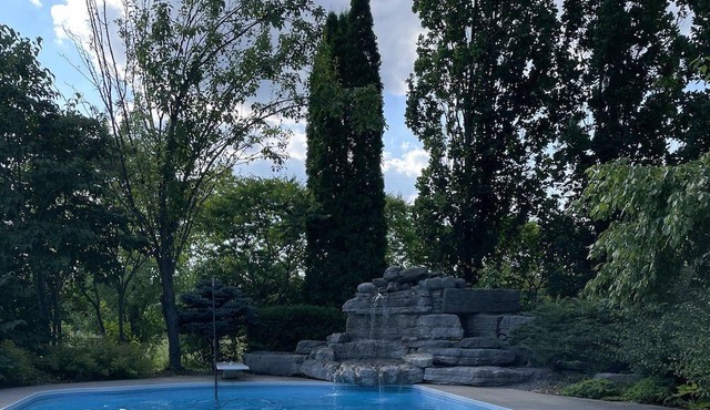 Tranquil Luxury Getaway 10-Acre with Hot Tub/Pool also on Air B&B in Kawartha Lakes