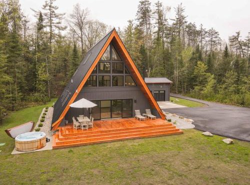 TreeTops Ayframe, Supersized AFrame on the River with Hot Tub in Indian River