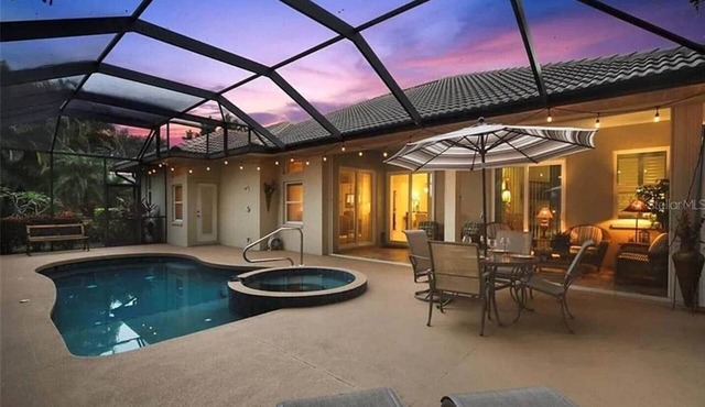 Tropical Oasis 4 BR Home w/Pool & Spa in Bee Ridge
