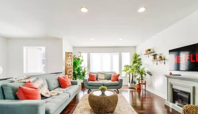 Tropical Oasis - King Beds - Garage - Long Stays! in Edmonton