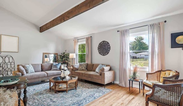 Two Entire Homes with Hot Tubs and Games Sleeps 20 in Akron