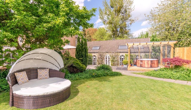 Tyndale House - sleeps 16 guests in 6 bedrooms in North Nibley