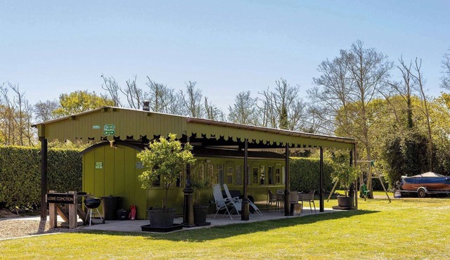 Unique & Comfy Remodelled Railway Carriage in Batchmere