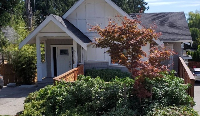 Upscale Home, Backyard Haven - pet friendly - 10 Minutes to Downtown. in Victoria