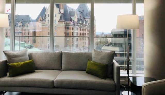Victoria Classic Suite 2 BD/2BA+Den in Victoria