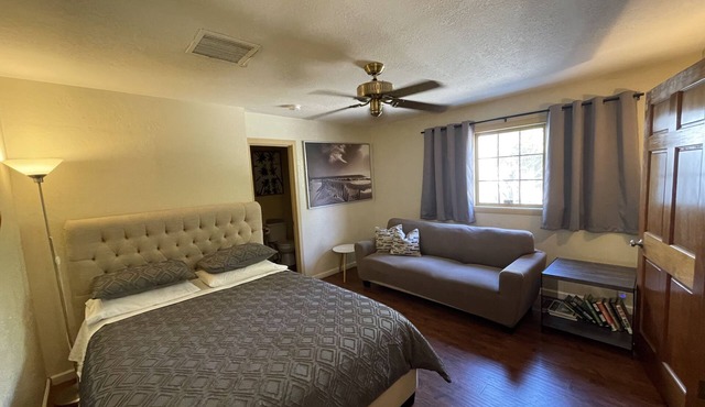 Villa C - a studio with kitchen. A few steps from downtown Palm Springs! 👑 in Palm Springs