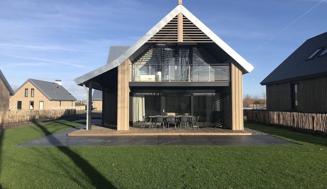 Villa Oesterdam Deluxe | Sleeps 8 in Tholen
