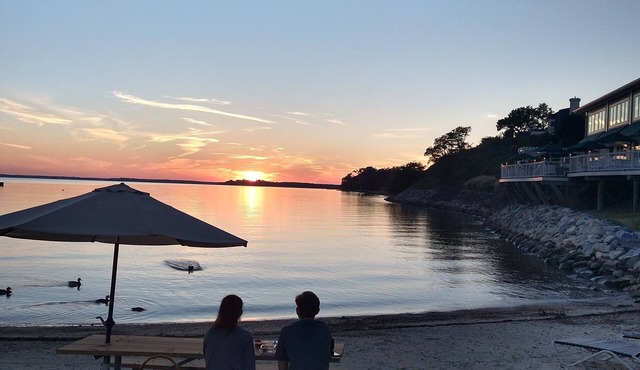 Walk to beach, beautiful large condo in "Kingsmill on the James" in Williamsburg