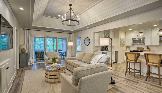 Walk to Beach! Remodeled Cottage on Sparrow Pond in Kiawah Island