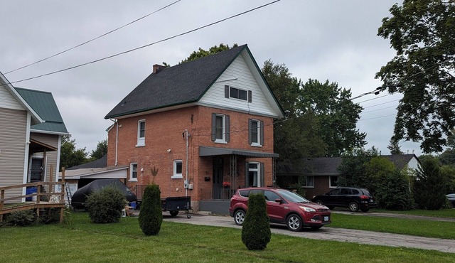 Walk up Studio apartment in Kawartha Lakes