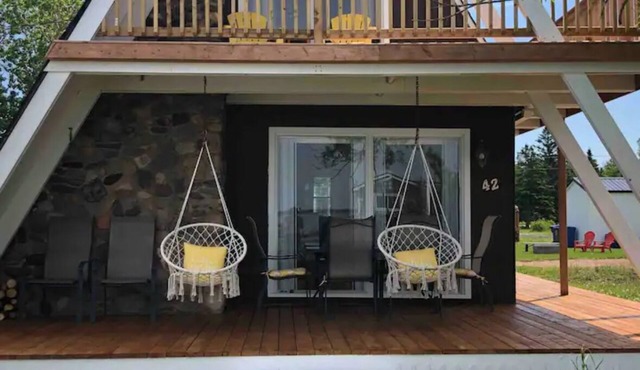 Water view cottage with hot tub, beach access and fire pit in Pointe-Brûlée