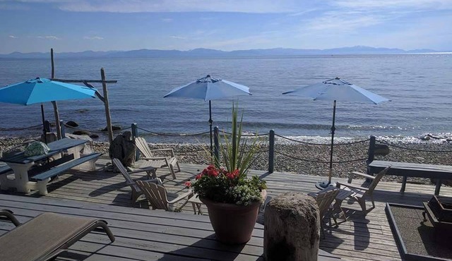 Waterfront, Hot Tub, Private Beach, Views, Huge Deck in Sechelt