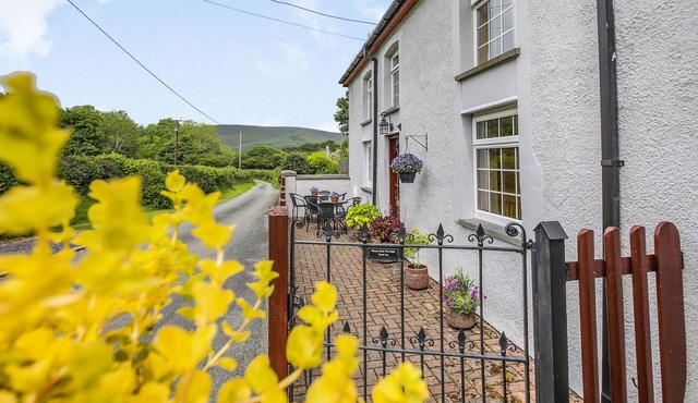 Y BWTHYN, pet friendly, with a garden in Bryncrug in Tywyn