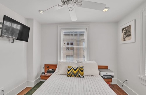 Abingdon Apartment | Spacious 2BR Loft on Abingdon’s Main Street. Walk to Dining, Theatre, & Shops