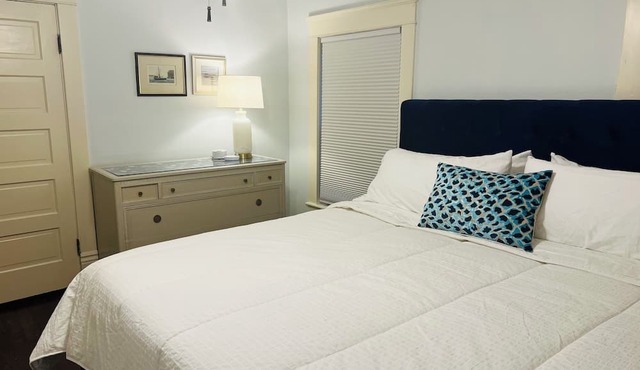 Beautiful historical home-to bring you peace and tranquility during your stay. in Ottawa
