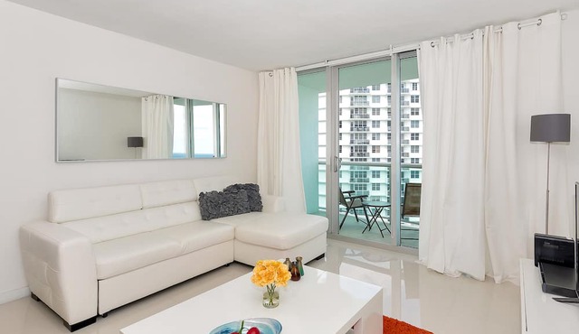 Beautiful apartment with ocean view on Hollywood Beach in Hollywood