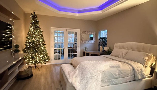 The Luxe Ledge 4bedroom 4bathroom home with scenic views in Peninsula