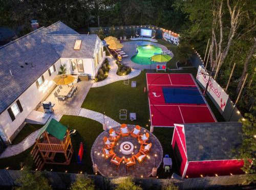 Pool, Hot Tub, Pickleball, Games, Movies, Playroom, Pets OK in Hyannis
