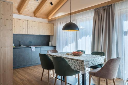Les Ciases Chalets Dolomites Apt 4 in San Vigilio Di Marebbe