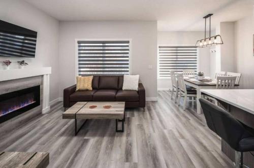 Group Stay, Sleeps 16! 6BR Full Duplex w AC, 2 Kitchens! FREE Banff Pass in Calgary