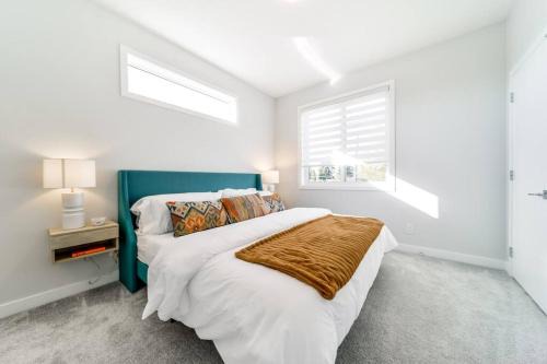 Modern Nordic Escape, 3BR Near WEM & DT, AirCon & Fireplace, Wifi, Sleeps 6! in Edmonton